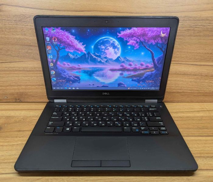 Нетбук Б-клас Dell Latitude E7270 / 12.5" (1366x768) TN / Intel Core i5-6300U (2 (4) ядра по 2.4 - 3.0 GHz) / 8 GB DDR4 / 240 GB SSD / Intel HD Graphics 520 / WebCam / HDMI / Windows 10 б/в - зображення 2