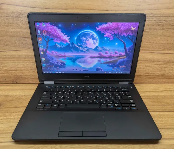 Нетбук Б-клас Dell Latitude E7270 / 12.5" (1366x768) TN / Intel Core i5-6300U (2 (4) ядра по 2.4 - 3.0 GHz) / 8 GB DDR4 / 240 GB SSD / Intel HD Graphics 520 / WebCam / HDMI / Windows 10 б/в - зображення 2