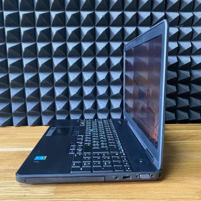 Ноутбук Б-клас Dell Latitude E5540 / 15.6" (1920x1080) TN / Intel Core i5-4310U (2 (4) ядра по 2.0 - 3.0 GHz) / 8 GB DDR3 / 128 GB SSD / nVidia GeForce GT 720M, 2 GB GDDR3, 64-bit / WebCam / DVD-ROM б/в - зображення 5