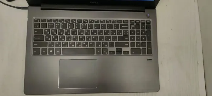 Ноутбук Б-клас Dell Vostro 5568 / 15.6" (1920x1080) TN / Intel Core i5-7200U (2 (4) ядра по 2.5 - 3.1 GHz) / 16 GB DDR4 / 256 GB SSD / Intel HD Graphics 620 / WebCam б/в - зображення 3