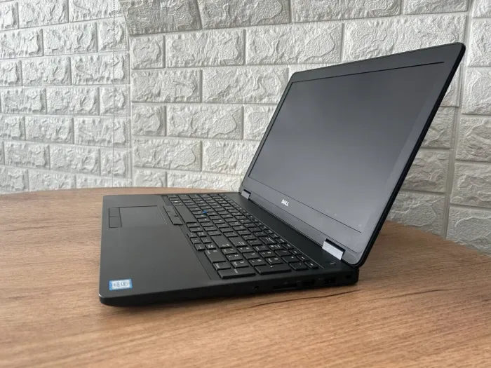 Ноутбук Б-клас Dell Latitude E5570 / 15.6" (1366x768) TN / Intel Core i7-6600U (2 (4) ядра по 2.6 - 3.4 GHz) / 8 GB DDR4 / 180 GB SSD M.2 / AMD Radeon R7 M360, 2 GB GDDR5, 64-bit / HDMI б/в - зображення 6