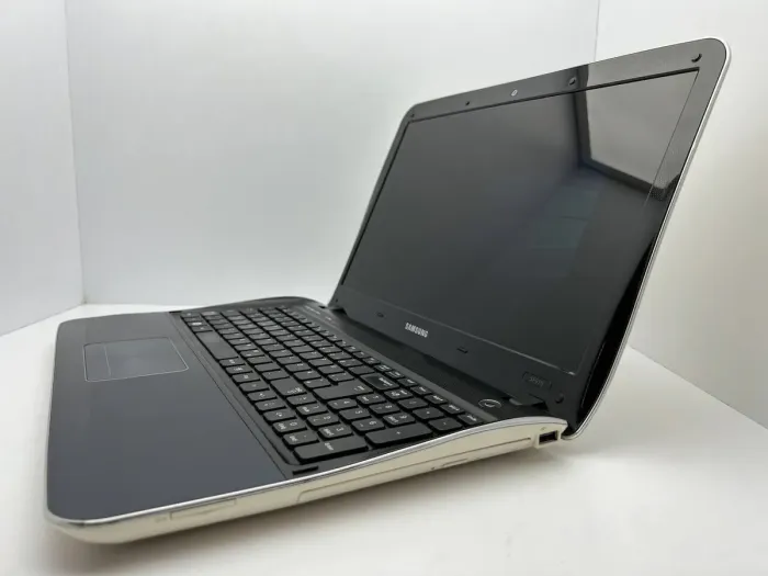 Ноутбук Samsung SF310 / 15.6" (1366x768) TN / Intel Core i3-370M (2 (4) ядра по 2.4 GHz) / 4 GB DDR3 / 250 GB HDD / nVidia GeForce 310M, 512 MB GDDR3, 64-bit / WebCam б/в - зображення 4