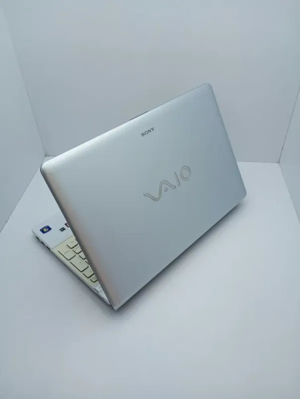 Ноутбук Sony VPC156 / 15.6" (1366x768) TN / Intel Core i3-380M (2 (4) ядра по 2.53 GHz) / 6 GB DDR3 / 320 GB HDD / AMD Mobility Radeon HD 5000 / WebCam б/в - зображення 8