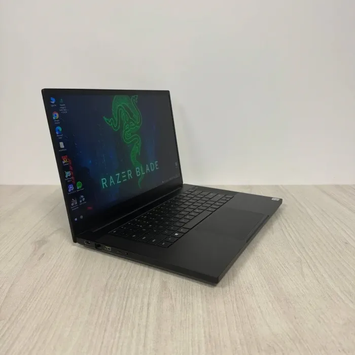 Ігровий ноутбук Б-класу Razer Blade 15 RZ09-0328 / 15,6" (3840x2160) IPS / Intel Core i7-10750H (6 (12) ядер по 2,6 - 5,0 ГГц) / 16 ГБ DDR4 / 512 ГБ SSD NVMe / nVidia GeForce RTX 2070 Max-Q, 8 ГБ GDDR6, 256-біт / Веб-камера б/в - изображение 5