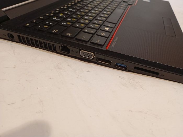 Ноутбук Б-клас Fujitsu LifeBook E556 / 15.6" (1366x768) TN / Intel Core i5-6200U (2 (4) ядра по 2.3 - 2.8 GHz) / 8 GB DDR4 / 240 GB SSD / Intel HD Graphics 520 / WebCam / DVD-RW б/в - зображення 4