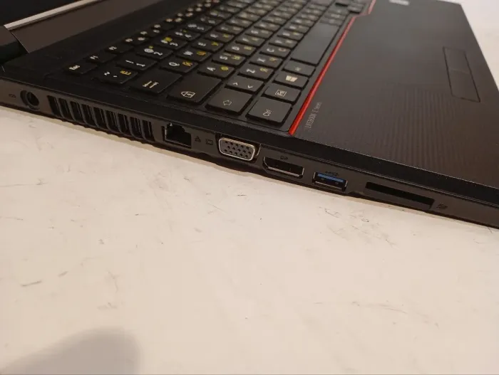 Ноутбук Б-клас Fujitsu LifeBook E556 / 15.6" (1366x768) TN / Intel Core i5-6200U (2 (4) ядра по 2.3 - 2.8 GHz) / 8 GB DDR4 / 240 GB SSD / Intel HD Graphics 520 / WebCam / DVD-RW б/в - зображення 4