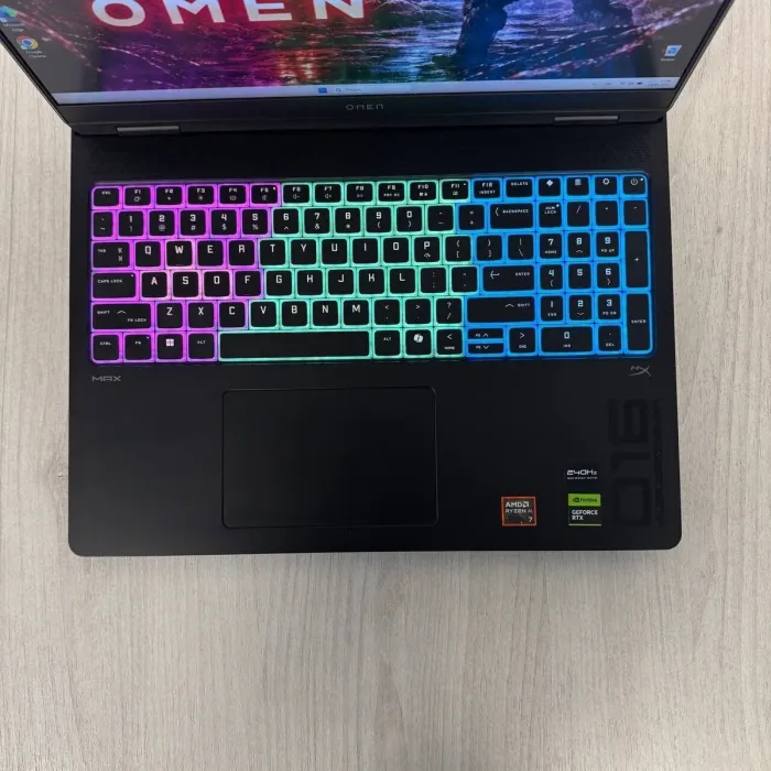 Ігровий ноутбук HP Omen MAX 16-ak0047nr / 16" (2560x1600) IPS / AMD Ryzen AI 7 350 (8 (16) ядер по 2,0 - 5,0 ГГц) / 16 ГБ DDR5 / 1000 ГБ SSD NVMe / nVidia GeForce RTX 5070, 8 ГБ GDDR7, 128-біт / Веб-камера б/в - зображення 3