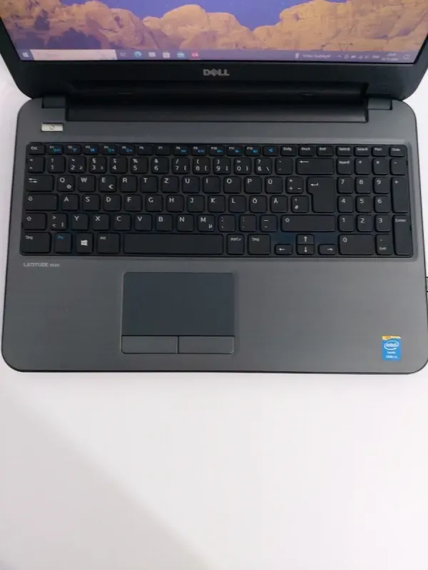 Ноутбук Dell Latitude 3540 / 15.6" (1366x768) TN / Intel Core i5-4210U (2 (4) ядра по 1.7 - 2.7 GHz) / 8 GB DDR3 / 256 GB SSD / Intel HD Graphics 4400 / WebCam / DVD-ROM б/в - зображення 3