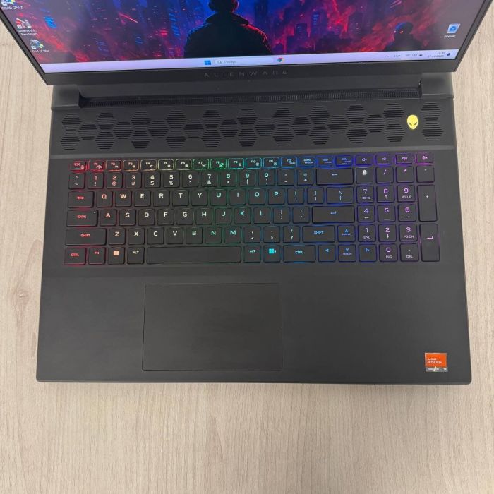Ігровий ноутбук Б-класу Dell Alienware m18 R1 / 18" (1920x1200) IPS / AMD Ryzen 9 7845HX (12 (24) ядер по 3,0 - 5,2 ГГц) / 16 ГБ DDR5 / 512 ГБ SSD NVMe / nVidia GeForce RTX 4070, 8 ГБ GDDR6, 128-біт / Веб-камера б/в - зображення 7