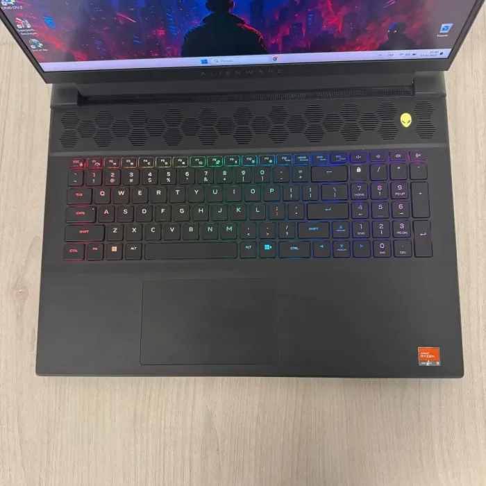 Ігровий ноутбук Б-класу Dell Alienware m18 R1 / 18" (1920x1200) IPS / AMD Ryzen 9 7845HX (12 (24) ядер по 3,0 - 5,2 ГГц) / 16 ГБ DDR5 / 512 ГБ SSD NVMe / nVidia GeForce RTX 4070, 8 ГБ GDDR6, 128-біт / Веб-камера б/в - зображення 7