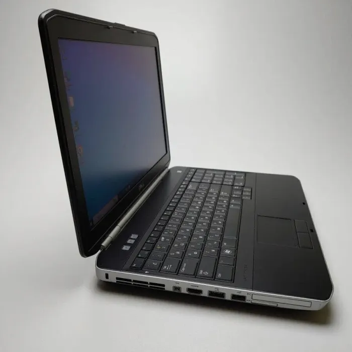 Ноутбук Dell Latitude E5520 / 15.6" TN / Intel Core i3-2330M (2(4) ядра по 2.2GHz) / 8GB DDR3 / 480GB SSD / HD Graphics 3000 / DVD-ROM / Win 10 Pro б/в - зображення 4