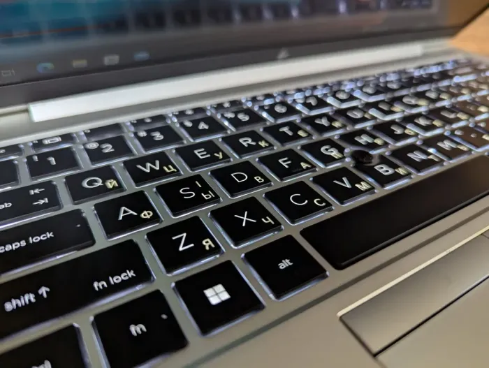 Ультрабук HP EliteBook 840 G8 / 14" (1920x1080) IPS / Intel Core i5-1145G7 (4 (8) ядра по 2.6 - 4.4 GHz) / 16 GB DDR4 / 512 GB SSD / Intel Iris Xe Graphics / WebCam / TouchID / Windows 10 б/в - зображення 6