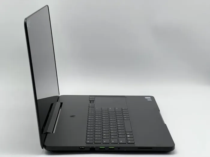 Ігровий ноутбук Razer Blade Pro 17 RZ09-01663E52 / 17.3" (3840x2160) IGZO Touch / Intel Core i7-7820HK (4 (8) ядра по 2.9 - 3.9 GHz) / 32 GB DDR4 / 960 GB SSD / nVidia GeForce GTX 1080, 8 GB GDDR5X, 256-bit / WebCam б/в - зображення 3