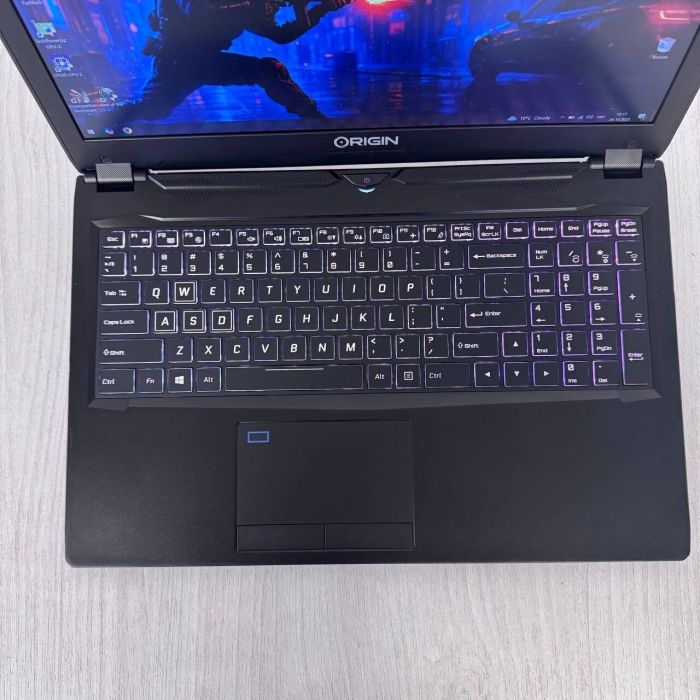 Ігровий ноутбук Origin Evo-15S P950HR-U / 15,6" (3840x2160) IPS / Intel Core i7-7700HQ (4 (8) ядра по 2,8 - 3,8 ГГц) / 16 ГБ DDR4 / 500 ГБ SSD / nVidia GeForce GTX 1070 Max-Q, 8 ГБ GDDR5, 256-біт / Веб-камера б/в - зображення 8