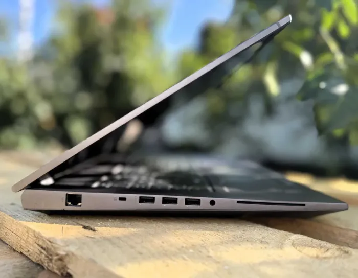 Мобільна робоча станція HP ZBook Fury 17 G7 / 17,3" (1920x1080) IPS / Intel Core i7-10850H (6 (12) ядер по 2,7 - 5,1 ГГц) / 32 ГБ DDR4 / 512 ГБ SSD M.2 / nVidia Quadro RTX 3000, 6 ГБ GDDR6, 192-біт / Веб-камера / Windows 10 Pro б/в - зображення 5