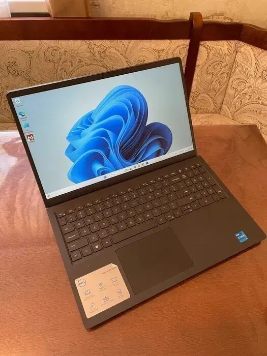 Ультрабук Dell Inspiron 15 3511 / 15.6" (1920x1080) IPS / Intel Core i5-1135G7 (4 (8) ядра по 2.4 - 4.2 GHz) / 8 GB DDR4 / 256 GB SSD / Intel Iris Xe Graphics / WebCam б/в - зображення 2