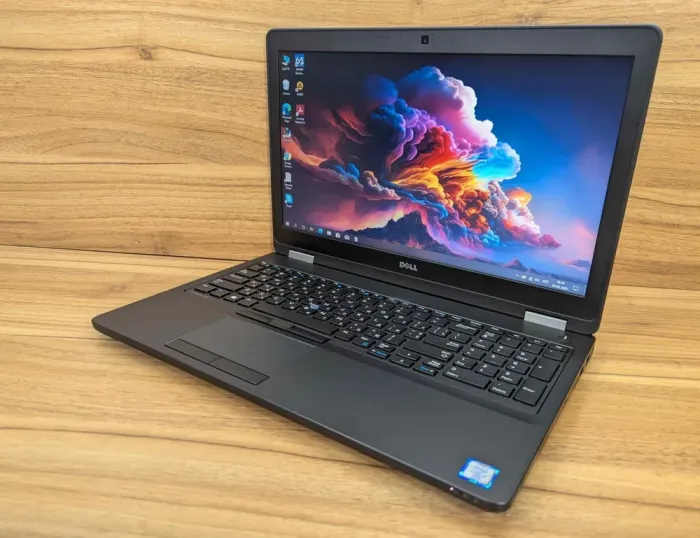 Ноутбук Dell Latitude E5570 / 15.6" (1366x768) TN / Intel Core i7-6820HQ (4 (8) ядра по 2.7 - 3.6 GHz) / 16 GB DDR4 / 512 GB SSD / AMD Radeon R7 M370, 2 GB GDDR5, 128-bit / VGA / WebCam / Windows 10 б/в - зображення 5
