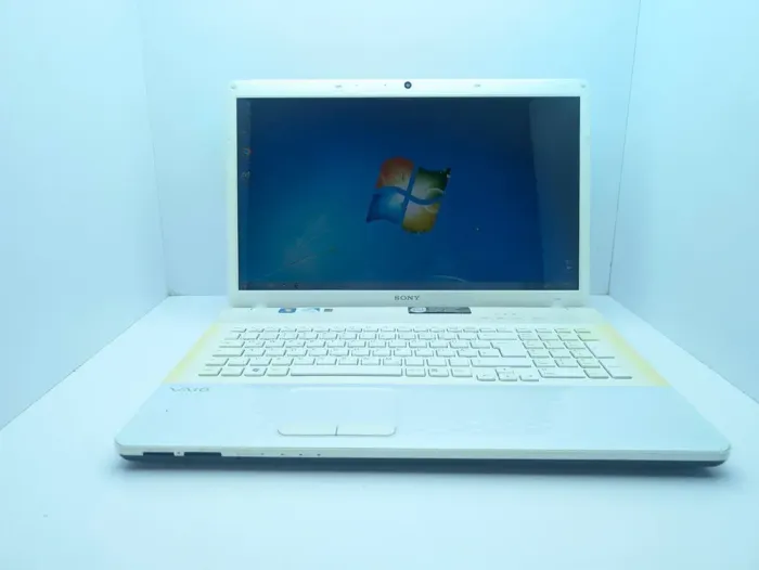 Ноутбук Sony VPC-EJ / 17.3" (1600x900) TN / Intel Pentium B960 (2 ядра по 2.2 GHz) / 6 GB DDR3 / 500 GB HDD / Intel HD Graphics 2000 / WebCam б/в - зображення 2