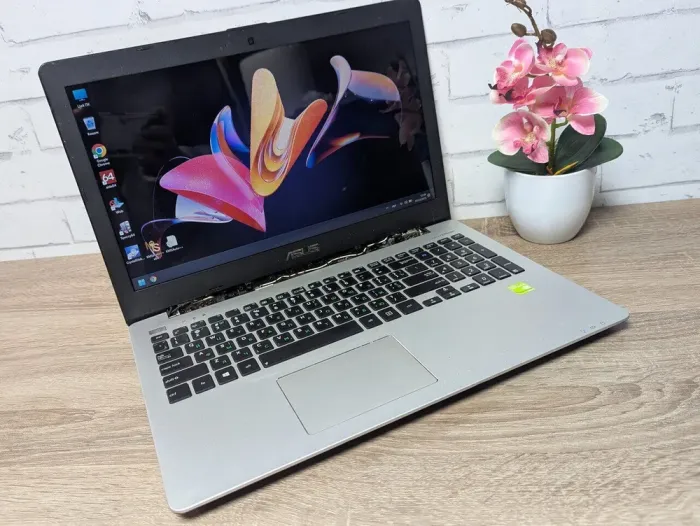 Ноутбук Б-клас Asus R553L / 15.6" (1366x768) TN / Intel Core i7-4500U (2 (4) ядра по 1.8 - 3.0 GHz) / 12 GB DDR3 / 360 GB SSD / nVidia GeForce GT 840M, 2 GB GDDR3, 64-bit / WebCam / DVD-ROM б/в - зображення 4
