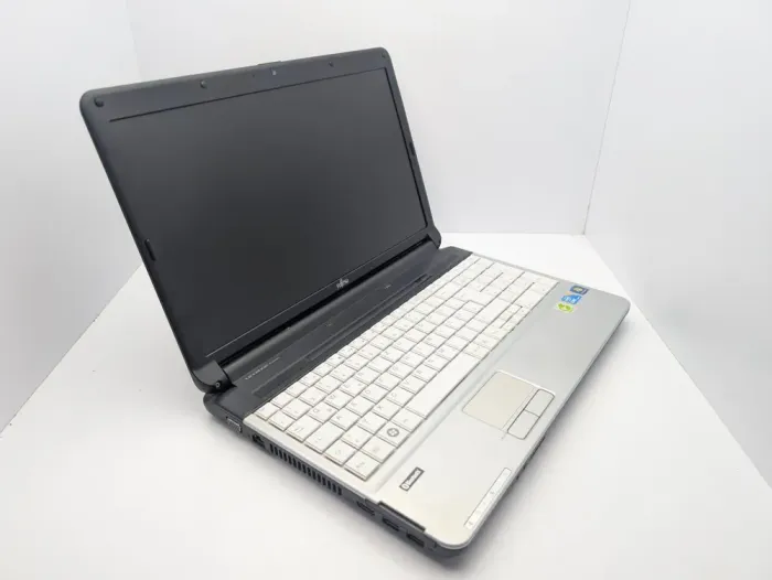 Ноутбук Fujitsu LifeBook A530 / 15.6" (1366x768) TN / Intel Core i3-350M (2 (4) ядра по 2.26 GHz) / 6 GB DDR3 / 1000 GB HDD / Intel HD Graphics / WebCam б/в - зображення 3