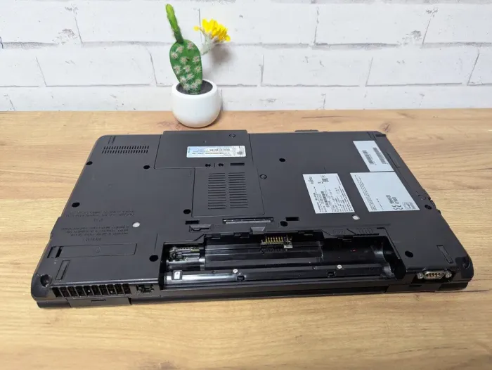 Ноутбук Б-клас Fujitsu LifeBook E782 / 15.6" (1366x768) TN / Intel Core i5-3320M (2 (4) ядра по 2.6 - 3.3 GHz) / 8 GB DDR3 / 128 GB SSD / Intel HD Graphics 4000 / WebCam / Без АКБ б/в - зображення 3