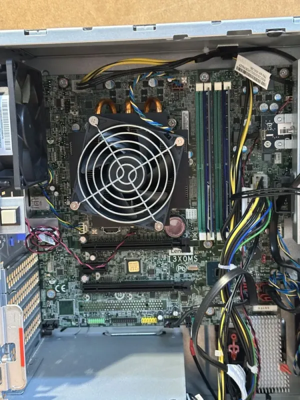 Комп'ютер Б-клас Lenovo ThinkStation P330 Tower / Intel Core i7-8700K (6 (12) ядер по 3.7 - 4.7 GHz) / 16 GB DDR4 / 500 GB SSD M.2 / Intel UHD Graphics 630 / 400W / DVD-RW / USB 3.1 / DisplayPort б/в - зображення 10