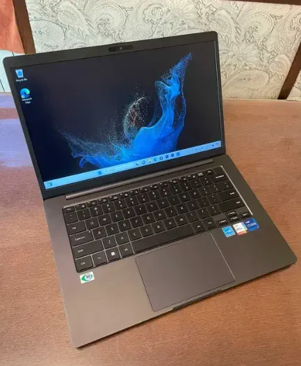 Ультрабук Samsung Galaxy Book2 / 14" (1920x1080) IPS / Intel Core i7-1260P (12 (16) ядер по 3.4 - 4.7 GHz) / 16 GB DDR4 / 256 GB SSD / Intel Iris Xe Graphics eligible / WebCam б/в - зображення 2