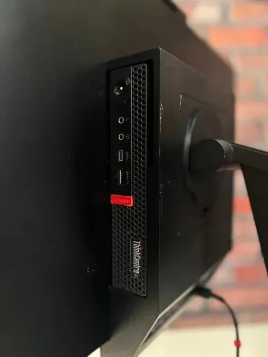 Моноблок Lenovo ThinkCentre Tiny-In-One 24 Gen 3 / 24" (1920x1080) IPS / AMD Ryzen 3 PRO 3200GE (4 ядра по 3.3 - 4.0 GHz) / 16 GB DDR4 / 256 GB SSD / AMD Radeon Vega 8 Graphics / WebCam б/в - зображення 3