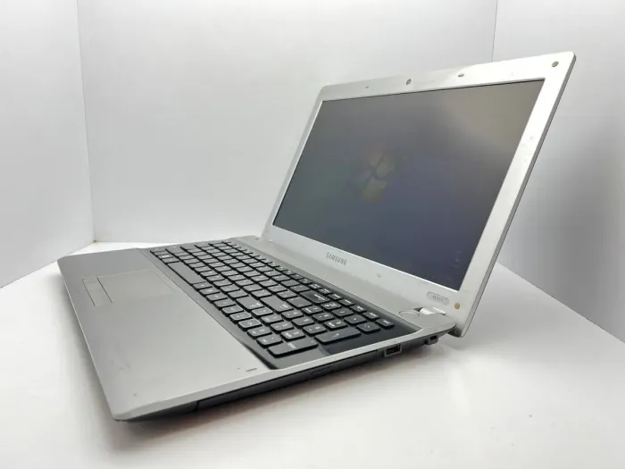 Ноутбук Б-клас Samsung RV515 / 15.6" (1366x768) TN / Intel Core i3-370M (2 (4) ядра по 2.4 GHz) / 4 GB DDR3 / 500 GB HDD / nVidia GeForce 315M, 512 MB GDDR3, 64-bit / WebCam б/в - зображення 4