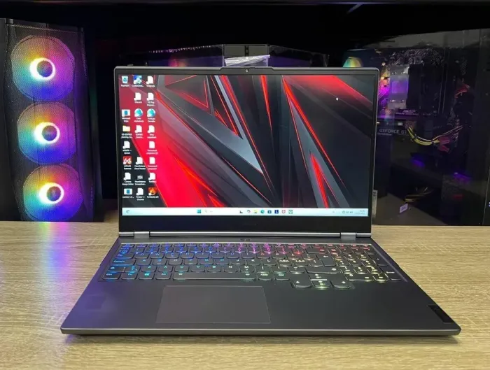 Ігровий ноутбук Lenovo Legion 7 / 15.6" (1920x1080) IPS / Intel Core i7-10750H (6 (12) ядер по 2.6 - 5.0 GHz) / 16 GB DDR4 / 1000 GB SSD / nVidia GeForce RTX 2070 Super, 8 GB GDDR6, 256-bit / WebCam б/в - зображення 2