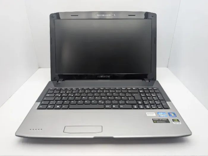 Ноутбук Medion Akoya P6812 / 15.6" (1366x768) TN / Intel Core i3-2330M (2 (4) ядра по 2.2 GHz) / 6 GB DDR3 / 750 GB HDD / nVidia GeForce GT 555M, 1 GB GDDR3, 128-bit / WebCam / АКБ не тримає б/в - зображення 3