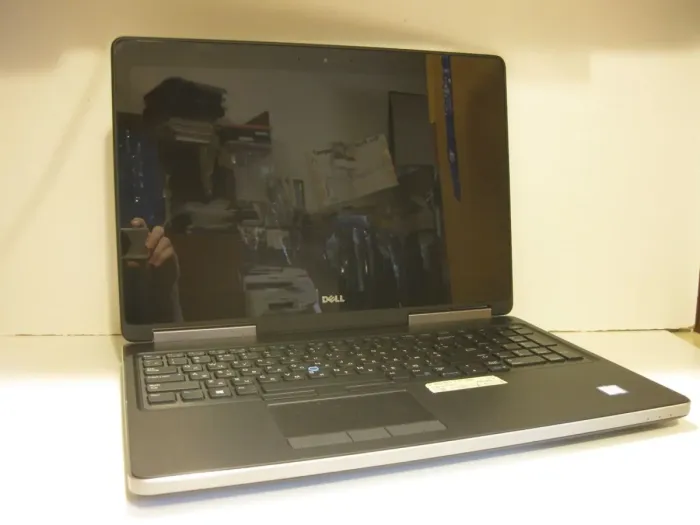 Робоча станція Dell Precision 7520 / 15.6" (1920x1080) IPS Touch / Intel Core i7-6820HQ (4 (8) ядра по 2.7 - 3.6 GHz) / 16 GB DDR4 / 512 GB SSD + 500 GB HDD / nVidia Quadro M2200, 4 GB GDDR5, 128-bit / WebCam / HDMI б/в - зображення 2