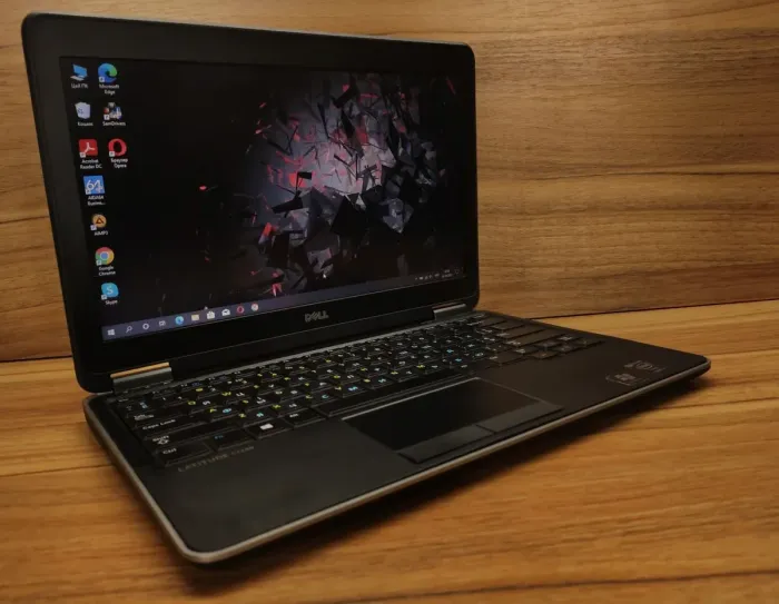 Ноутбук Б-клас Dell Latitude E7240 / 12.5" (1366x768) TN / Intel Core i5-4300U (2 (4) ядра по 1.9 - 2.9 GHz) / 4 GB DDR3 / 256 GB SSD / Intel HD Graphics 4400 / NO WebCam б/в - зображення 4