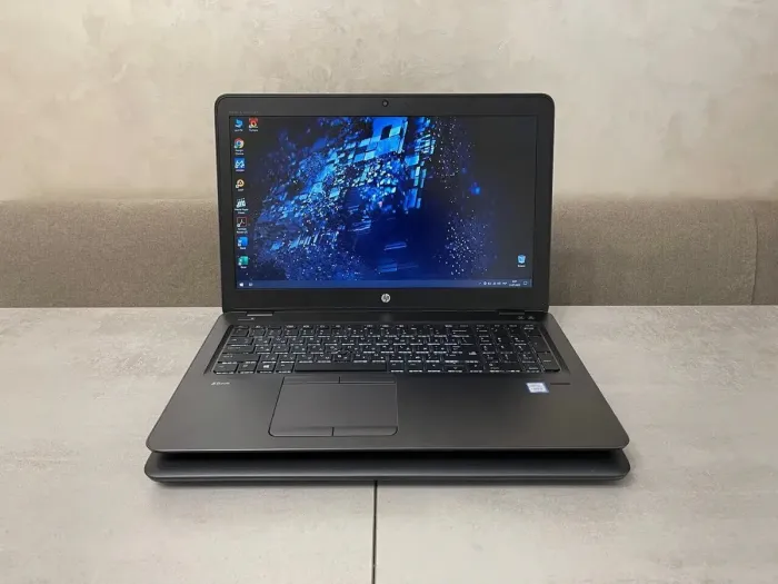 Мобільна робоча станція HP ZBook 15u G4 / 15.6" (1920x1080) TN / Intel Core i7-7500U (2 (4) ядра по 2.7 - 3.5 GHz) / 16 GB DDR4 / 250 GB SSD M.2 / AMD FirePro W4190M, 2 GB GDDR5, 128-bit / WebCam / USB 3.1 / DisplayPort б/в - зображення 2