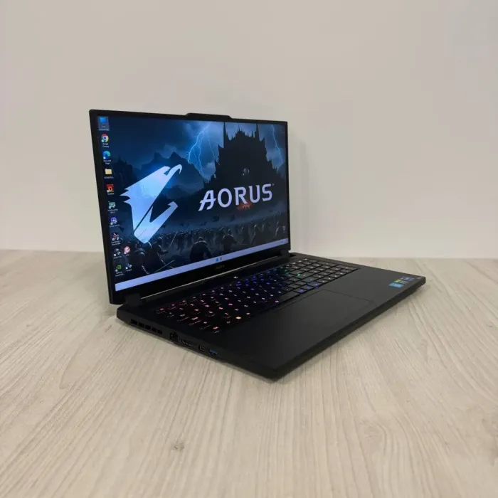 Ігровий ноутбук Б-класу Gigabyte Aorus 17 YE5 / 17.3" (1920x1080) IPS / Intel Core i7-12700H (14 (20) ядер по 3,5 - 4,7 ГГц) / 32 ГБ DDR5 / 1000 ГБ SSD NVMe / nVidia GeForce RTX 3080 Ti, 16 ГБ GDDR6, 256-bit / WebCam б/в - зображення 4