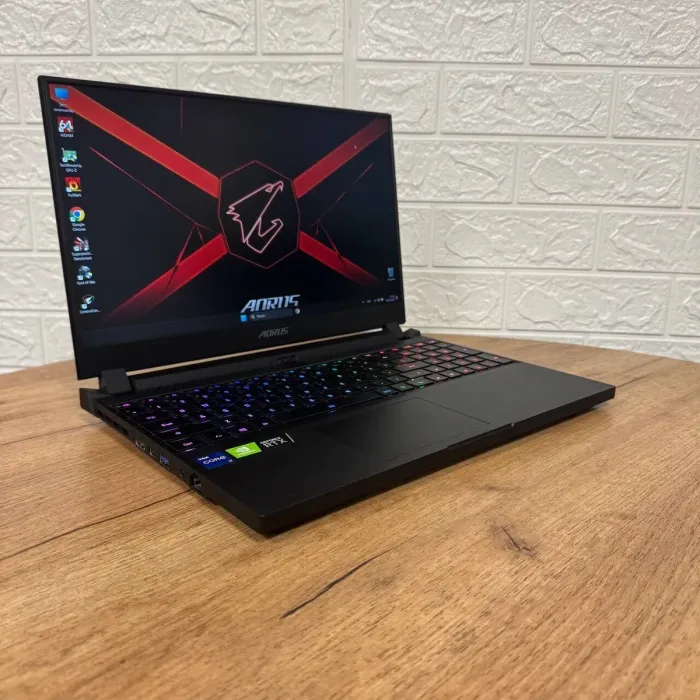 Ігровий ноутбук Б-клас Gigabyte Aorus 15P YD / 15.6" (1920x1080) IPS / Intel Core i7-11800H (8 (16) ядер по 2.3 - 4.6 GHz) / 32 GB DDR4 / 1000 GB SSD / nVidia GeForce RTX 3080, 16 GB GDDR6, 256-bit / WebCam б/в - зображення 4