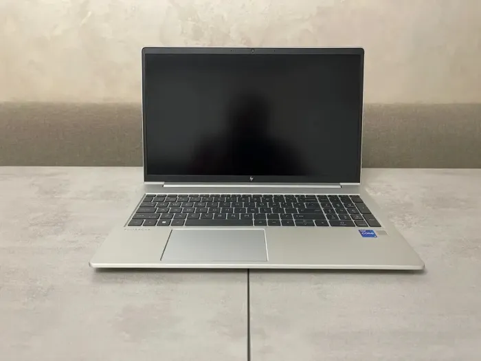 Ультрабук HP EliteBook 650 G10 / 15.6" (1920x1080) IPS / Intel Core i7-1365U (10 (12) ядер 1.8 - 5.2 GHz) / 16 GB DDR4 / 512 GB SSD M.2 / Intel Iris Xe Graphics / WebCam / Fingerprint / HDMI б/в - зображення 3