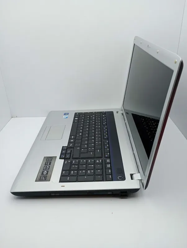 Ноутбук Samsung R730 / 17.3" (1600x900) TN / Intel Pentium T4300 (2 ядра по 2.1 GHz) / 6 GB DDR3 / 320 GB HDD / Intel GMA HD Graphics / WebCam б/в - зображення 4