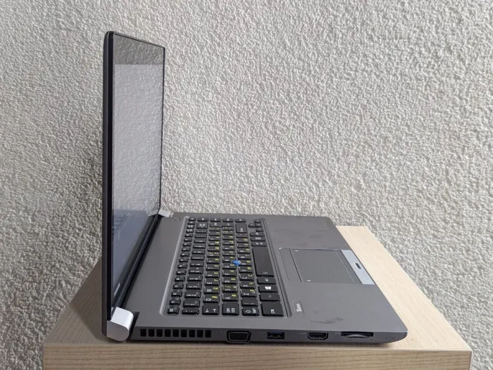 Ноутбук Б-клас Toshiba Tecra Z40T-C / 14" (1920x1080) TN / Intel Core i5-6300U (2 (4) ядра по 2.4 - 3.0 GHz) / 8 GB DDR3 / 128 GB SSD / Intel HD Graphics 520 / WebCam б/в - зображення 5