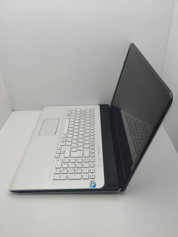 Ноутбук Sony VPC173 / 17.3" (1600x900) TN / Intel Core i3-2330M (2 (4) ядра по 2.2 GHz) / 6 GB DDR3 / 320 GB HDD / Intel HD Graphics 3000 / WebCam б/в - зображення 6