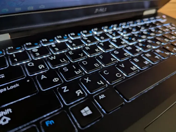 Нетбук Б-клас Dell Latitude E7270 / 12.5" (1366x768) TN / Intel Core i5-6300U (2 (4) ядра по 2.4 - 3.0 GHz) / 8 GB DDR4 / 240 GB SSD / Intel HD Graphics 520 / WebCam / HDMI / Windows 10 б/в - зображення 7