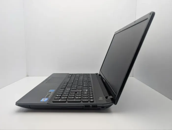 Ноутбук Samsung NP300E5C / 15.6" (1366x768) TN / Intel Core i5-3210M (2 (4) ядра по 2.5 - 3.1 GHz) / 6 GB DDR3 / 500 GB HDD / nVidia GeForce GT 620M, 1 GB GDDR3, 64-bit / WebCam / DVD-ROM б/в - зображення 5