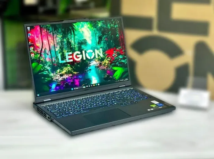 Ігровий ноутбук Lenovo Legion 5 Pro 16IRX9 / 16" (2560x1600) IPS / Intel Core i5-14500HX (14 (20) ядер по 1.9 - 4.9 GHz) / 32 GB DDR5 / 1000 GB SSD M.2 / nVidia GeForce RTX 4060, 8 GB GDDR6, 128-bit / WebCam / Win 11 б/в - зображення 3