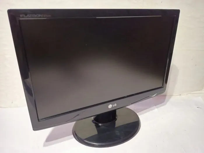 Комплект ПК: Fujitsu Esprimo E700 E85+ SFF / Intel Core i3-2120 (2 (4) ядра по 3.3 GHz) / 8 GB DDR3 / 120 GB SSD / Intel HD Graphics 2000 / DVD-ROM + Монітор LG Flatron W1943C-PF / 19" (1366x768) TN / 1x VGA б/в - зображення 7