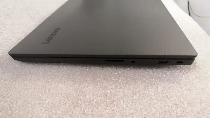 Ноутбук Lenovo V130-14IKB / 14'' (1920x1080) TN / Intel Core i3-7020U (2 (4) ядра по 2.3 GHz) / 8 GB DDR4 / 240 GB SSD / Intel HD Graphics 620 / WebCam / Windows 10 Pro б/в - зображення 4