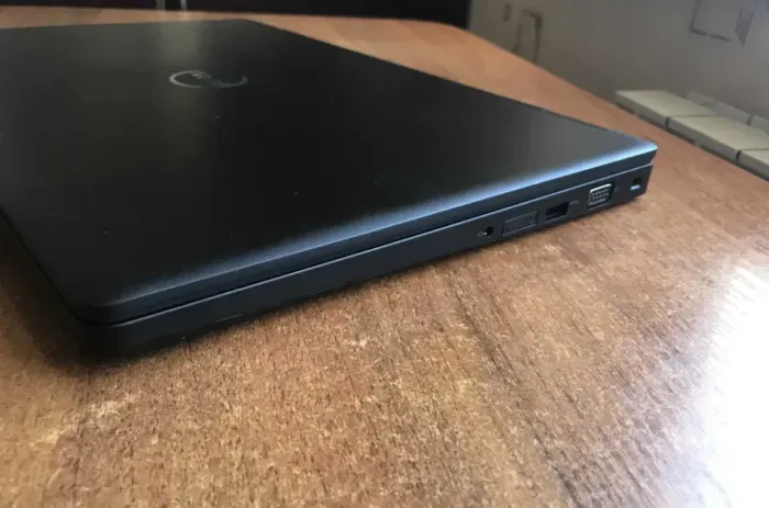 Ігровий ноутбук Dell Latitude 5580 / 15.6" (1920x1080) IPS / Intel Core i7-7820HQ (4 (8) ядра по 2.9 - 3.9 GHz) / 8 GB DDR4 / 256 GB SSD / nVidia GeForce 940MX, 2 GB GDDR5, 64-bit / WebCam б/в - зображення 6