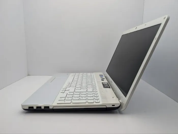 Ноутбук Sony VPC-EH / 15.6" (1366x768) TN / Intel Core i3-2350M (2 (4) ядра по 2.3 GHz) / 6 GB DDR3 / 640 GB HDD / nVidia GeForce 410M, 1 GB GDDR3, 64-bit / WebCam б/в - зображення 5