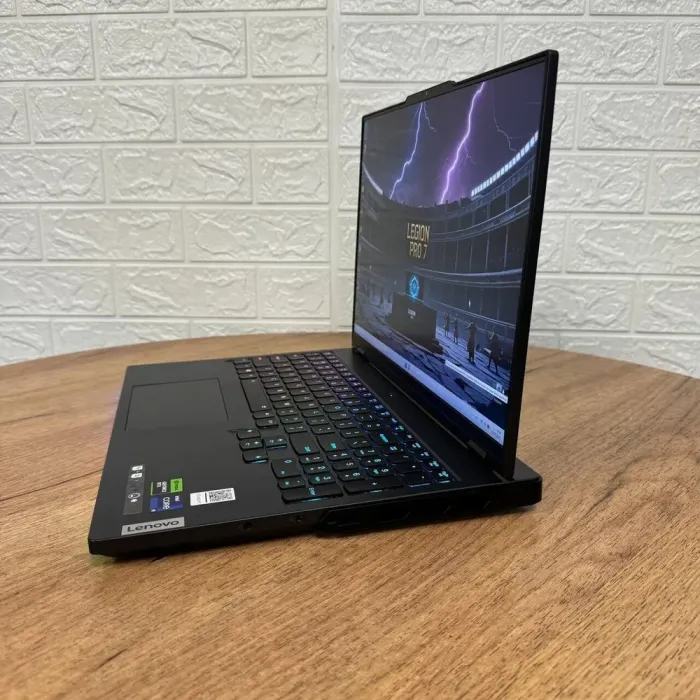 Ігровий ноутбук Lenovo Legion Pro 7 16IRX8H / 16" (2560x1600) IPS / Intel Core i9-13900HX (24 (32) ядра по 3.9 - 5.4 GHz) / 32 GB DDR5 / 1000 GB SSD NVMe / nVidia GeForce RTX 4080, 12 GB GDDR6, 192-bit / WebCam б/в - зображення 5