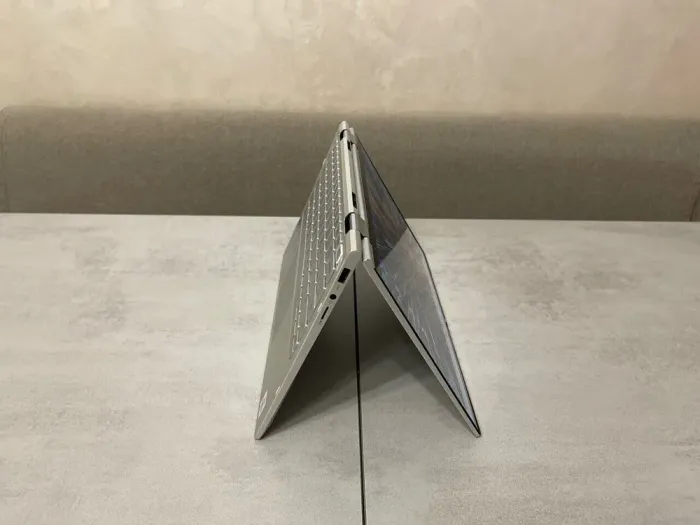 Ноутбук-трансформер Dell Inspiron 7300 2-in-1 / 13.3" (1920x1080) IPS Touch / Intel Core i5-10210U (4 (8) ядер по 1.6 - 4.2 GHz) / 8 GB DDR4 / 32 GB SSD M.2 + 512 GB SSD M.2 / Intel UHD Graphics / WebCam б/в - зображення 3