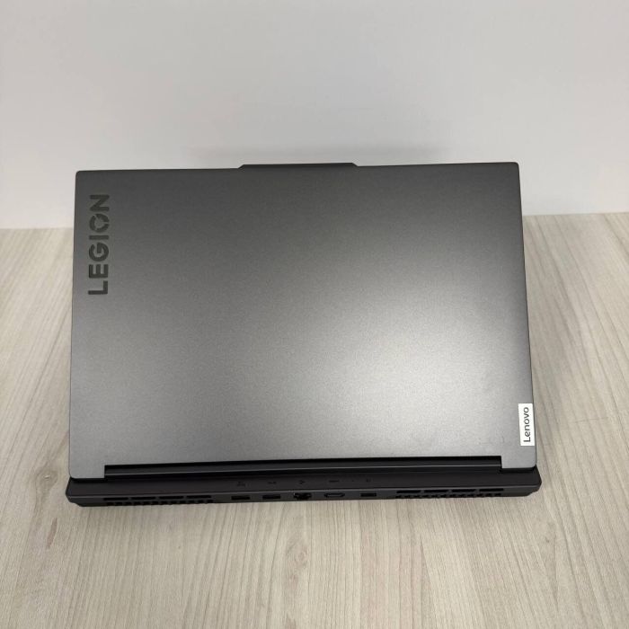 Ігровий ноутбук Lenovo Legion Slim 5 16APH8 / 16" (2560x1600) IPS / AMD Ryzen 7 7840HS (8 (16) ядер по 3.8 - 5.1 GHz) / 16 GB DDR5 / 512 GB SSD NVMe / nVidia GeForce RTX 4060, 8 GB GDDR6, 128-bit / WebCam б/в - зображення 3
